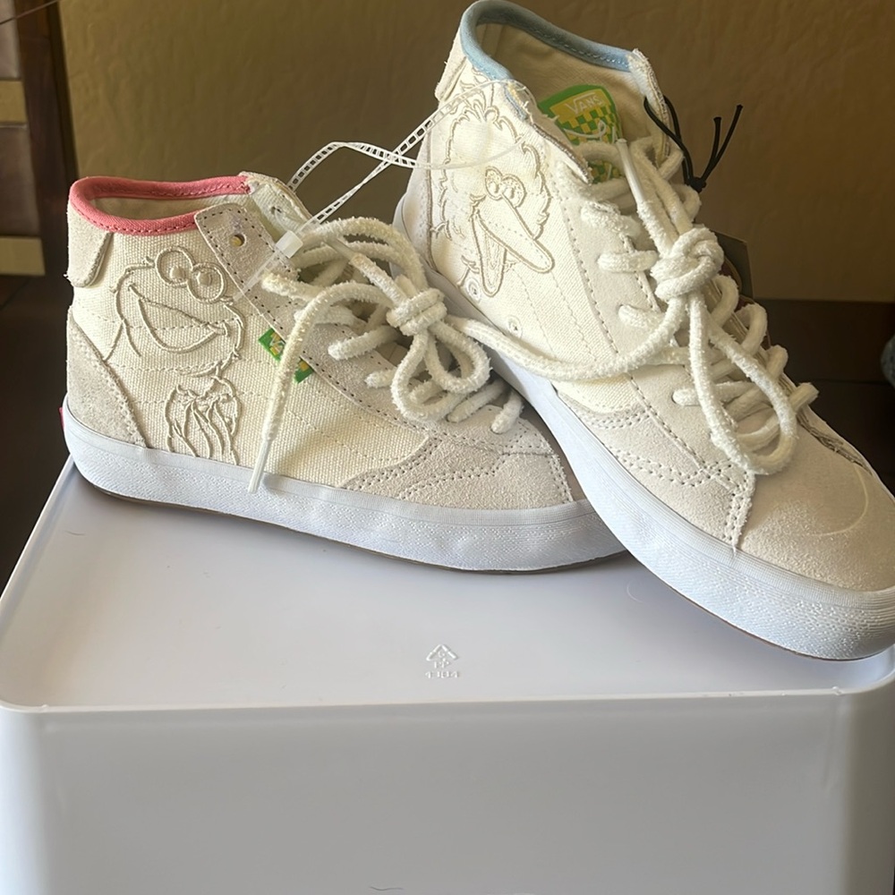 NWT Women’s Vans X Sesame Street The Lizzie Sneakers 🩵🩷